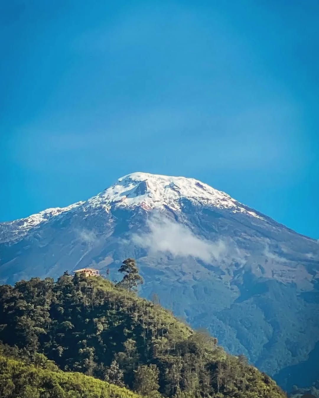 Ingeniero en workspace moderno con vista sutil a Ibagué y el Nevado del Tolima
